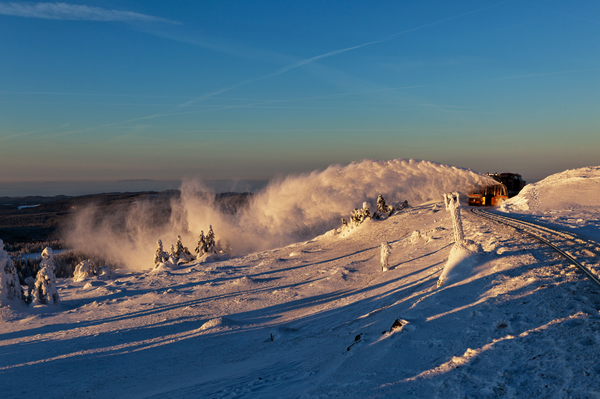 Fernblick mit Schneefräse